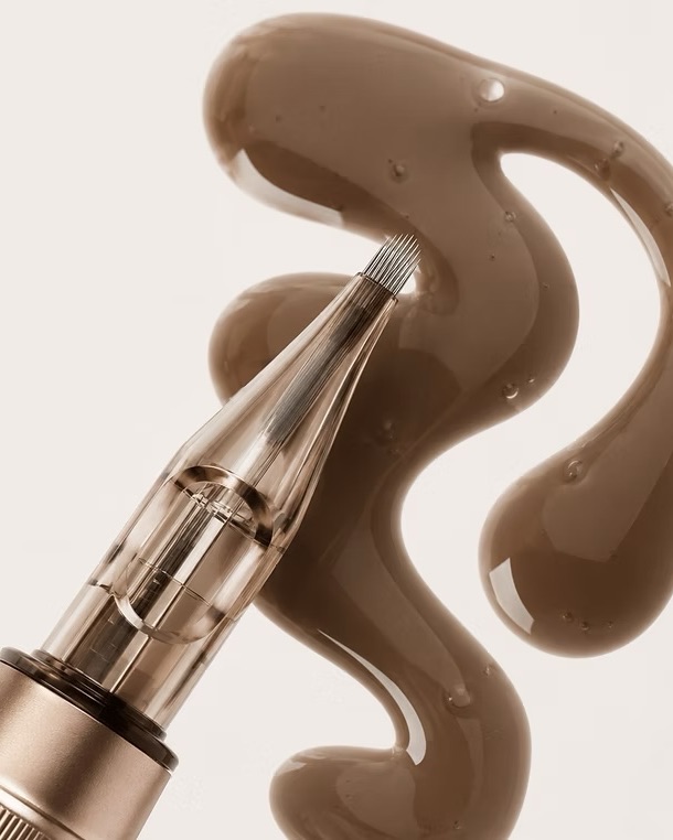 Macro-opname van een pigmentcartridge in een glanzende streep taupebruin PMU-pigment