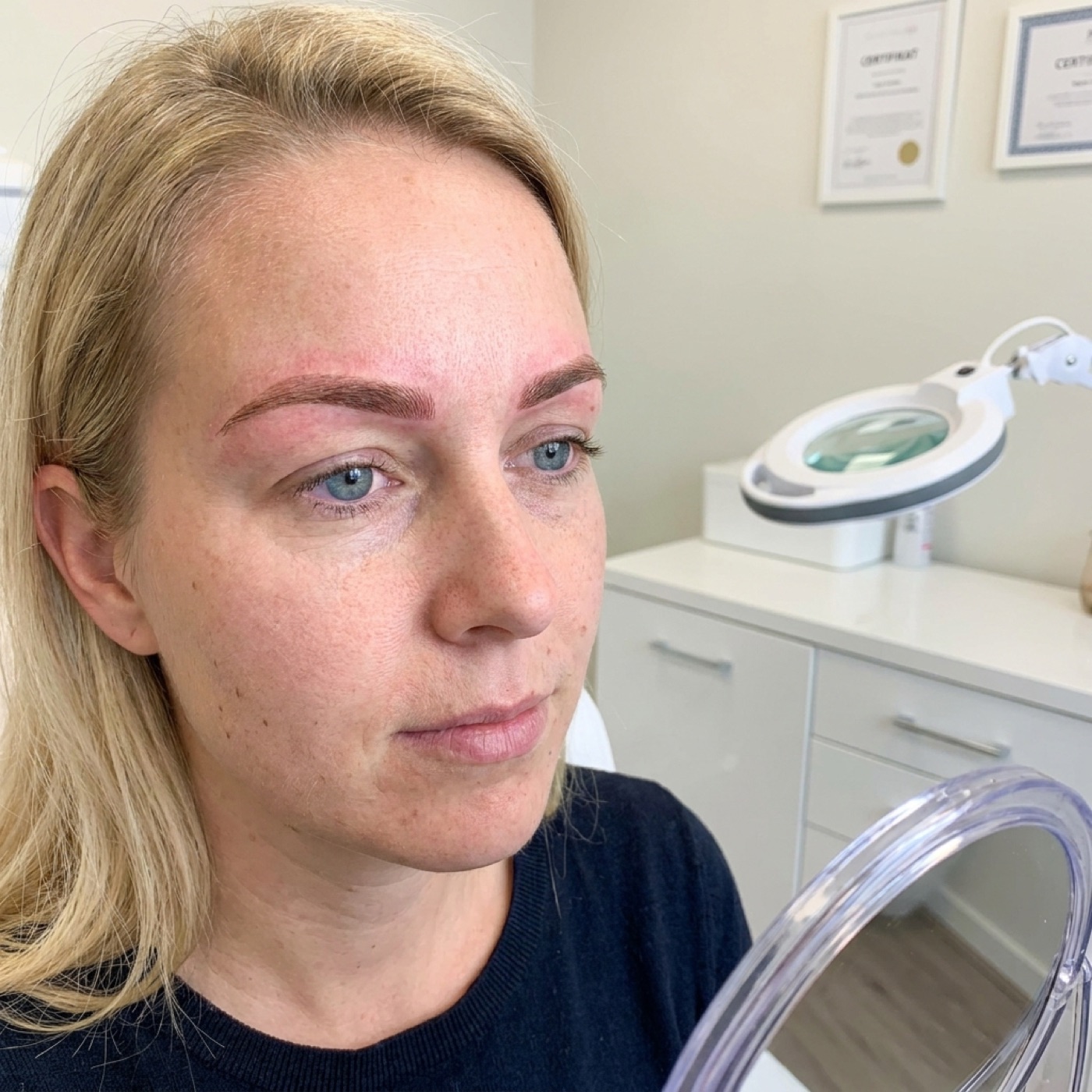 Wenkbrauwen direct na een permanente make-up behandeling bij ANN PMU Studio